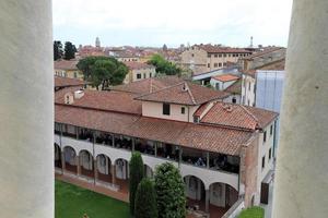 8 mei 2022 italië. de stad pisa vanaf de hoogte van de scheve toren van pisa. foto