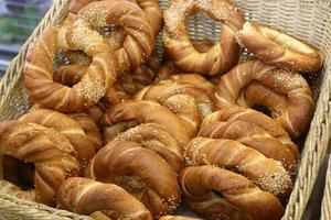 brood en bakkerijproducten in een winkel in israël. foto