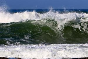 storm in de middellandse zee voor de kust van israël. foto