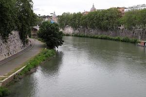 rome italië 9 mei 2022 volstromende rivier de tiber in het centrum van rome. foto