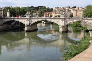 rome italië 9 mei 2022 volstromende rivier de tiber in het centrum van rome. foto