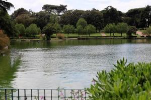 rome italië 9 mei 2022 volstromende rivier de tiber in het centrum van rome. foto