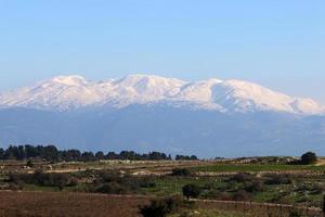 er is sneeuw op de berg Hermon in Noord-Israël. foto