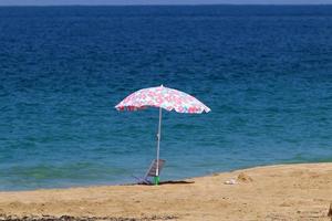 parasol voor beschutting tegen de zon op het stadsstrand. foto