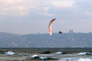 paragliden in de lucht boven de Middellandse Zee. foto