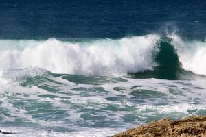 storm in de middellandse zee voor de kust van israël. foto