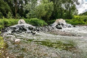 mengzone van afvalwaterlozing van stedelijk afvalwater. vervuiling van de rivier. stad stortplaatsen foto