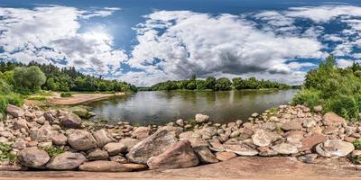 volledig bolvormig naadloos hdri-panorama 360 graden hoekzicht op rotsachtige kust van enorme rivier in zonnige zomerdag en winderig weer met prachtige wolken in equirectangular projectie, vr-inhoud foto