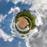 kleine planeet bolvormig panorama 360 graden. sferische luchtfoto in bos in mooie dag. kromming van de ruimte foto