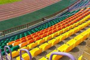 veelkleurige rijen plastic stoelen in het stadion foto