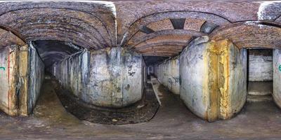 volledig naadloos 360 graden hoekpanorama binnen verlaten militaire fort van de eerste wereldoorlog in het bos in equirectangular bolvormige projectie. klaar voor vr ar-inhoud foto