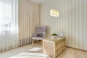 comfortabele stoelen en tafel met bloemen in het interieur van de moderne woonkamer foto