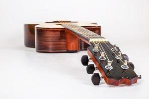 stemsleutels op houten machinekop van zes snaren gitaar op witte achtergrond foto