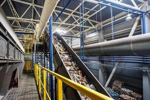 bewegende transportband op moderne afvalverwerkingsfabriek. gescheiden en sorteren van afvalinzameling. recycling en opslag van afval voor verdere verwijdering. foto