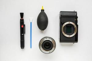 professionele tools voor digitale aps-c vuile camera matrix sensor reiniging op witte achtergrond foto