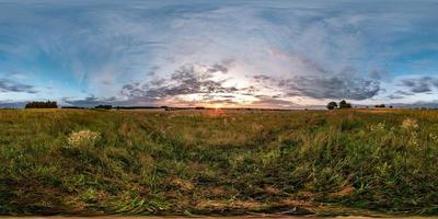 volledig naadloos bolvormig hdri-panorama 360 graden kijkhoek tussen velden in zomeravond zonsondergang met prachtige wolken in equirectangular projectie foto