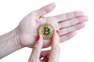 virtuele geld gouden bitcoin vrouwen hand met rode nagels vingers geïsoleerd op een witte achtergrond foto