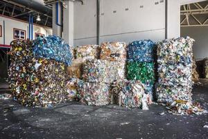 plastic balen afval bij de afvalverwerkingsfabriek. recycling gescheiden en opslag van afval voor verdere verwijdering, afval sorteren. bedrijf voor het sorteren en verwerken van afval. foto