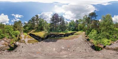volledig naadloos panorama 360 bij 180 hoekmening verwoest verlaten militair fort van de eerste wereldoorlog in bos in equirectangular bolvormige projectie, skybox vr-inhoud foto