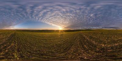 volledig naadloos bolvormig hdri-panorama 360 graden hoekzicht op velden in de lenteavond met geweldige wolken in equirectangular projectie, klaar voor vr virtual reality-inhoud foto