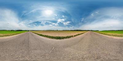 volledig naadloos bolvormig hdri-panorama 360 graden hoekzicht op asfaltweg tussen velden in zomerdag met geweldige wolken in equirectangular projectie, klaar voor vr ar virtual reality-inhoud foto