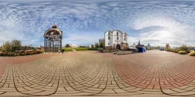 volledig naadloos bolvormig panorama 360 graden hoekweergave in de buurt van een kleine oude kerk in het stadscentrum. 360 panorama in equirectangular projectie, klaar vr ar inhoud foto