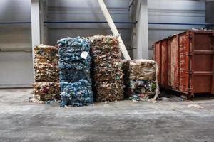 plastic balen afval bij de afvalverwerkingsfabriek. recycling gescheiden en opslag van afval voor verdere verwijdering, afval sorteren. bedrijf voor het sorteren en verwerken van afval. foto