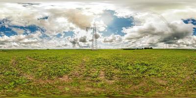 panorama 360 graden hoekweergave in de buurt van elektrische hoogspanningsmasten in veld met prachtige wolken in equirectangular projectie, skybox vr ar inhoud foto