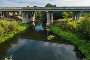 panoramisch uitzicht in de buurt van grote enorme brug over de rivier foto