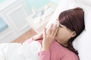 zieke vrouw verkouden
