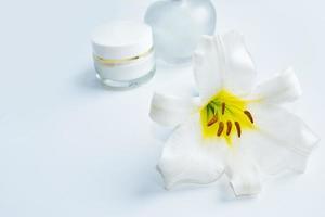 huidverzorging. achtergrond van bloemen en cosmetica. foto