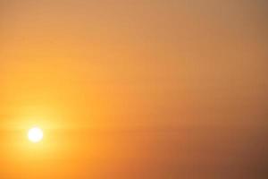 prachtige zonsondergang strand landschap, exotische tropische eiland natuur, kleurrijke rood gele lucht, silhouet schip, gouden zon gloed reflectie, zomervakantie vakantie. hemelwolk filmisch. foto