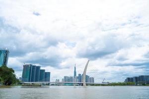 ho chi minh-stad, vietnam - 22 mei 2022 thu thiem 2 brug, die het schiereiland thu thiem en district 1 verbindt over de saigon-rivier in de haven van bach dang foto