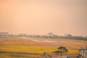 Ho Chi Minh-stad, Vietnam - 12 februari 2022 vliegtuig vliegt over stedelijke gebieden en bereidt de landing voor op de internationale luchthaven Tan Son Nhat en vertrekt op TSN Airport foto