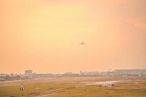 Ho Chi Minh-stad, Vietnam - 12 februari 2022 vliegtuig vliegt over stedelijke gebieden en bereidt de landing voor op de internationale luchthaven Tan Son Nhat en vertrekt op TSN Airport foto