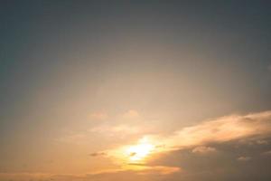 prachtig uitzicht op de blauwe lucht met wolken bij zonsopgang. gedeeltelijk bewolkt.achtergrond wolk zomer. wolk zomer. sky cloud duidelijk met zonsondergang. natuurlijke lucht filmische mooie gele en witte textuur achtergrond foto