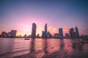 ho chi minh, vietnam - 13 februari 2022 weergave van bitexco financiële toren gebouw, gebouwen, wegen, thu thiem brug en saigon rivier in ho chi minh stad in zonsondergang. panoramabeeld van hoge kwaliteit. foto