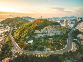 bovenaanzicht van vung tau met standbeeld van jezus christus op de berg. de meest populaire lokale plek. christus de koning, een standbeeld van jezus. reisconcept. foto