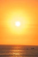 prachtige zonsondergang strand landschap, exotische tropische eiland natuur, kleurrijke rood gele lucht, silhouet schip, gouden zon gloed reflectie, zomervakantie vakantie. hemelwolk filmisch. foto