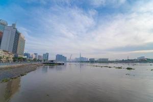 ho chi minh-stad, vietnam - 12 feb 2022 skyline met landmark 81 wolkenkrabber, een nieuwe tuibrug bouwt het schiereiland thu thiem en district 1 over de saigon-rivier. foto