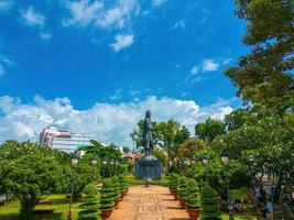 vung tau - 2 juli 2022 tran hing dao-standbeeld in de stad vung tau in vietnam. monument van de militaire leider op blauwe hemelachtergrond foto