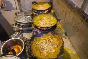 Vietnamese banh xeo-pannenkoeken gevuld met varkensvlees of kip kunnen ook, garnalen, uien en taugé en hete saus bij het bord op tafel worden geplaatst foto