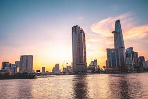 ho chi minh, vietnam - 13 februari 2022 weergave van bitexco financiële toren gebouw, gebouwen, wegen, thu thiem brug en saigon rivier in ho chi minh stad in zonsondergang. panoramabeeld van hoge kwaliteit. foto