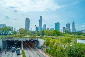 ho chi minh-stad, vietnam - 12 februari 2022 prachtige landschapszonsondergang van ho chi minh-stad of sai gon, vietnam. bitexco financiële toren en wolkenkrabbergebouwen. bedrijfs- en landschapsconcept. foto