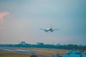 Ho Chi Minh-stad, Vietnam - 12 februari 2022 vliegtuig vliegt over stedelijke gebieden en bereidt de landing voor op de internationale luchthaven Tan Son Nhat en vertrekt op TSN Airport foto