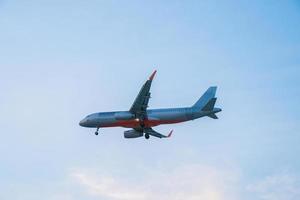 Ho Chi Minh-stad, Vietnam - 20 februari 2022 vliegtuig vliegt over stedelijke gebieden en bereidt de landing voor op de internationale luchthaven Tan Son Nhat en vertrekt op TSN Airport foto