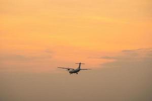 Ho Chi Minh-stad, Vietnam - 20 februari 2022 vliegtuig vliegt over stedelijke gebieden en bereidt de landing voor op de internationale luchthaven Tan Son Nhat en vertrekt op TSN Airport foto