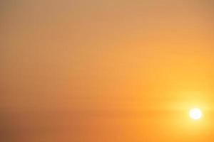 prachtige zonsondergang strand landschap, exotische tropische eiland natuur, kleurrijke rood gele lucht, silhouet schip, gouden zon gloed reflectie, zomervakantie vakantie. hemelwolk filmisch. foto