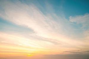 achtergrond wolk zomer. wolk zomer. hemelwolk filmisch. natuurlijke lucht mooie en filmische zonsondergang textuur achtergrond foto