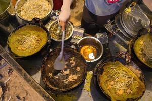 Vietnamese banh xeo-pannenkoeken gevuld met varkensvlees of kip kunnen ook, garnalen, uien en taugé en hete saus bij het bord op tafel worden geplaatst foto